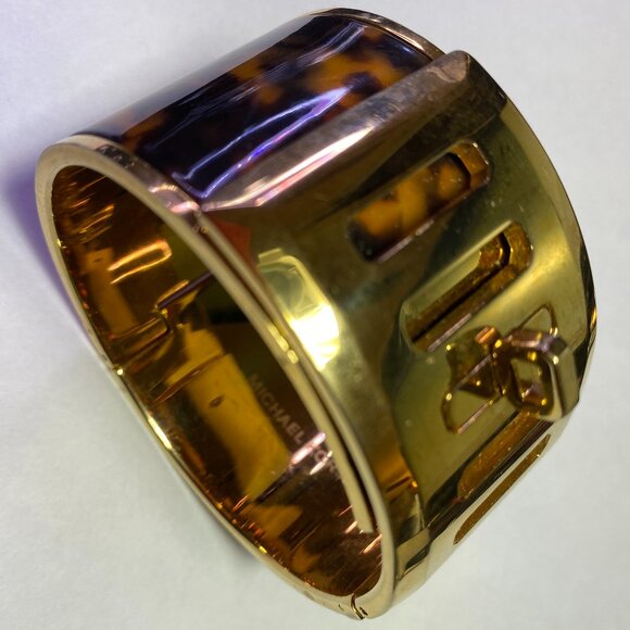 Michael Kors Turn Lock Tortoise Print Bracelet - Picture 8 of 8